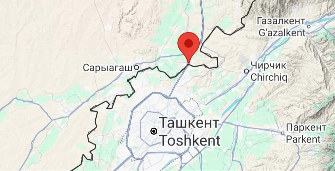 Обновлённый пункт пропуска Жибек Жолы на границе с Узбекистаном откроется в сентябре 2026 года Возобновление работы автомобильного погранперехода Жибек Жолы сопредельный пост Гишт Куприк намечено на начало осени 2026 года О планах по запуску объекта после масштабной реконструкции сообщил вице премьер Казахстана Серик Жумангарин Пункт пропуска был закрыт на модернизацию в феврале 2025 года из за необходимости расширения его инфраструктуры Ожидается что после завершения всех работ пропускная способность КПП значительно вырастет объект сможет принимать до 2 тысяч автомобилей и до 70 тысяч человек ежедневно Это позволит решить проблему хронических очередей так как до закрытия старый терминал испытывал критические нагрузки пропуская около 1200 машин в сутки при проектной мощности всего в 500 единиц транспорта Подпишитесь на AsiaToday