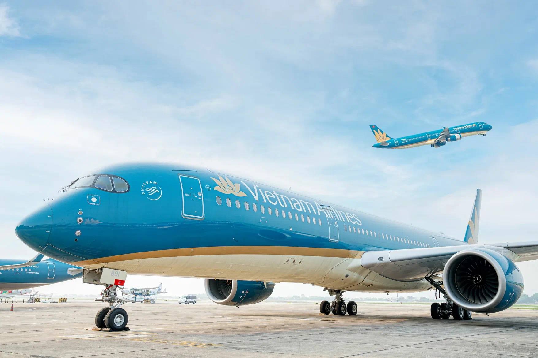 Vietnam Airlines объявила тендер на закупку 30 широкофюзеляжных самолётов Vietnam Airlines планирует пополнить парк до 30 широкофюзеляжными самолётами Airbus A350 900 или Boeing 787 9 Поставки ожидаются в 2028 2030 годах Авиакомпания объявила открытый запрос предложений от производителей и лизингодателей Рассматриваются все варианты покупка лизинг или субаренда Заявки принимаются до 8 октября Флот перевозчика уже включает A350 и 787 что делает выбор между ними особенно интересным В апреле Vietnam Airlines заручилась поддержкой Vietcombank и CitiBank для расширения парка и ранее заявляла о долгосрочной стратегии развития до 2040 года Исход тендера покажет чья позиция окажется сильнее Airbus или Boeing Для обоих производителей это важный шанс укрепить влияние в Юго Восточной Азии Читать полностью или Обсудить с SkyMoments AI SkyMoments Всё про Авиацию