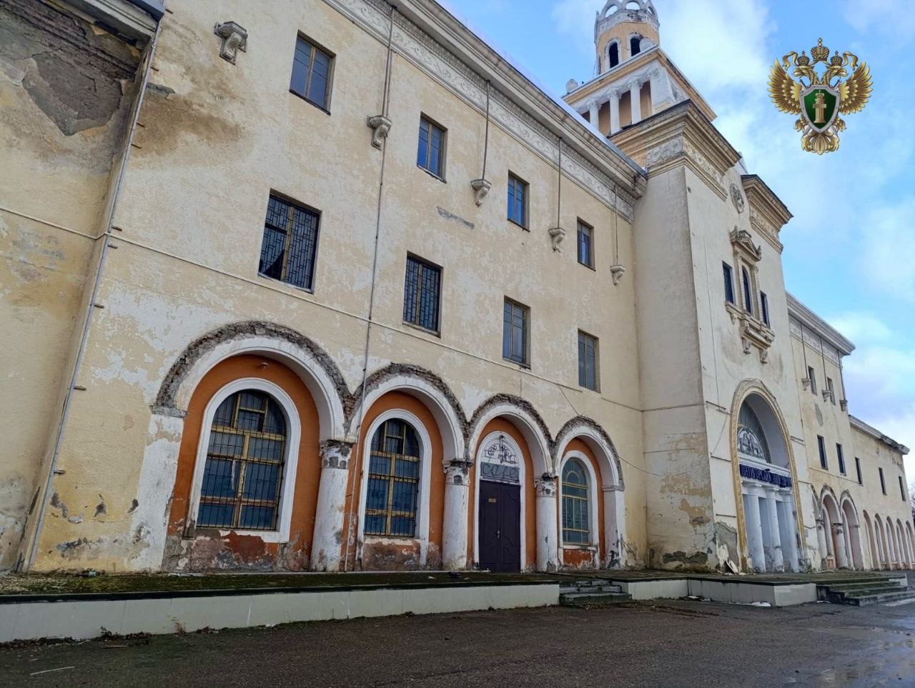 Прокуратура Пятигорска обратилась в суд с требованием восстановить объект культурного наследия регионального значения. Речь идет о Пятигорском ипподроме 1885 года постройки.  Как уточнили в ведомстве, объект принадлежит коммерческой организации.  «В нарушение требований закона уникальное здание не поддерживается владельцем в надлежащем состоянии, имеет многочисленные повреждения фасада и отслоения отделочного покрытия», — сообщили в пресс-службе ведомстве.  Прокуратура потребовала в суде возложить на собственника обязанности привести его в надлежащее состояние. Требование надзорников удовлетворены.  Пятигорский ипподром — один из старейших ныне действующих ипподромов страны. Скачки на нем проводятся ежегодно каждое воскресенье с мая по октябрь.   ГТРК «Ставрополье»   Поддержать нас бустом