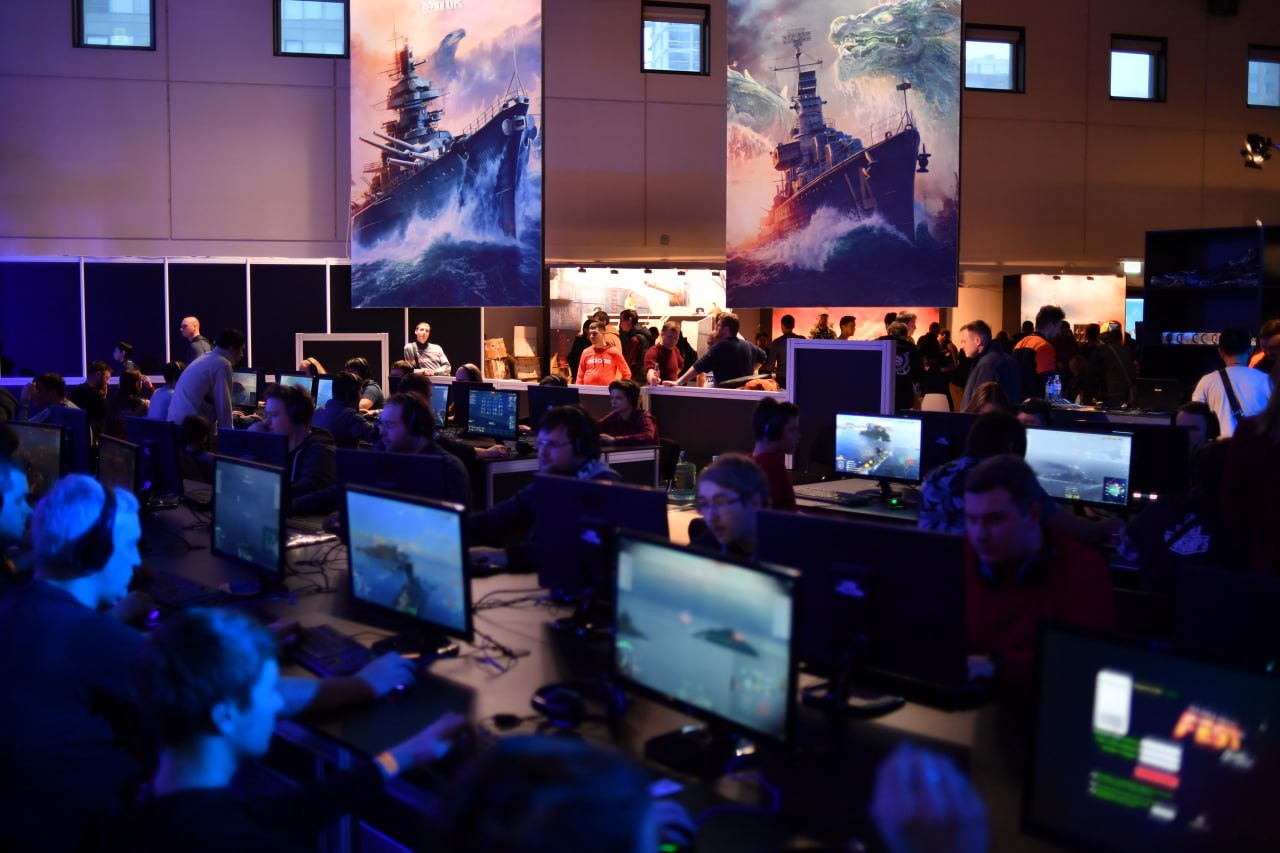 Команда из Якутии стала чемпионом международного турнира по CS2 Якутский киберспорт продолжает покорять мир Команда HOTU созданная в Якутске всего четыре года назад уверенно выиграла финал престижного международного турнира Roman Imperium Cup V Встреча с испанским коллективом Gentle Mates завершилась со счетом 2 1 Российская команда поднялась на высшую ступень пьедестала и заработала почти шесть тысяч долларов Третье место тоже осталось за Россией его заняла BetBoom Team Турнир проходил с 19 по 22 февраля в португальском городе Вила Нова ди Гая 16 команд разыграли призовой фонд в 11 8 тысячи долларов HOTU основанная в январе 2022 года уже не раз доказывала свой уровень В 2025 м ребята выиграли European Pro League Series 2 и азиатскую квалификацию к чемпионату PGL Astana 2025 В прошлом году стали чемпионами России и обладателями Кубка страны по Counter Strike 2 18 А в 2023 м заняли первое место в дисциплине CS GO лазертаг на Играх будущего Фото Гусейнов Виктор