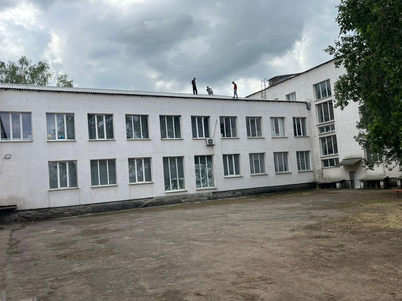 Капремонт в школе поселка Черниговка начнется в ближайшее время Стройбригада из Северной Осетии уже работает на месте. В настоящее время рабочие проводят замеры кровли. В рамках ремонта планируется привести в порядок пищеблок, санузлы, фойе и часть учебных кабинетов. Кроме того, в школе полностью заменят систему отопления. Завершить все работы планируют к началу нового учебного года, чтобы ученики смогли вернуться в обновлённое здание. Напомним, в 2023 году в образовательном учреждении уже проводили текущий ремонт, но теперь здание ждёт масштабное обновление.