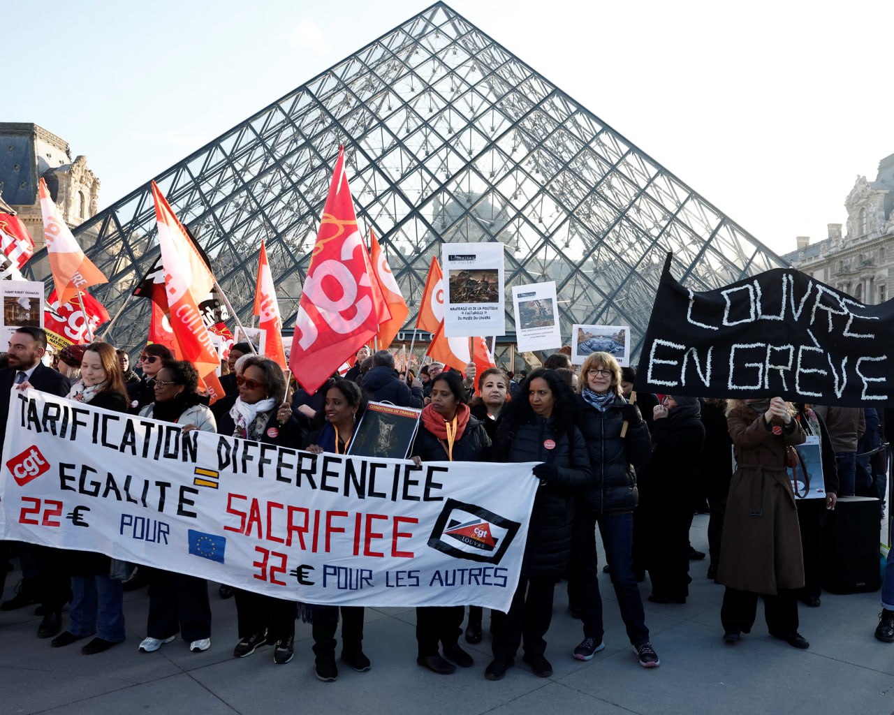 Лувр закрылся из за массовой забастовки сотрудников Музей приостановил работу из за протеста персонала В понедельник двери для посетителей так и не открылись на смену не вышел ни один человек У коллектива накопился целый список претензий Работники требуют отменить повышение цен на билеты для туристов без паспорта ЕС увеличить штат охраны и срочно заняться ремонтом здания из за старых труб вода периодически заливает залы и угрожает экспонатам Когда музей вернется к обычному графику администрация пока не уточняет settersmedia news