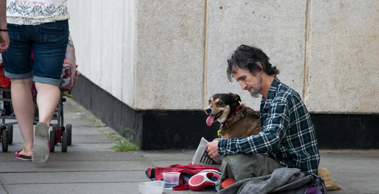 Почти 7 миллионов британцев живут в крайней нищете Общий уровень бедности в Великобритании остается стабильным а положение наиболее уязвимых групп населения заметно ухудшилось В докладе благотворительного фонда Joseph Rowntree Foundation говорится что без срочных реформ ситуация усугубится к концу работы нынешнего парламента Авторы доклада указывают что к категории крайней нищеты относятся домохозяйства чей доход после вычета расходов на жилье составляет менее 40 от медианного дохода в стране