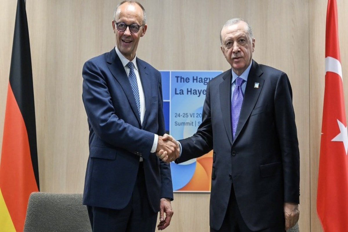 Мерц прибыл в Турцию Канцлер Германии Фридрих Мерц находится с визитом в Турции Президент Турции Реджеп Тайип Эрдоган принял Фридриха Мерца Стороны обсудят турецко германские отношения и ситуацию в Палестине Отмечается что это первый официальный визит Мерца в Турцию после его избрания канцлером vesti az