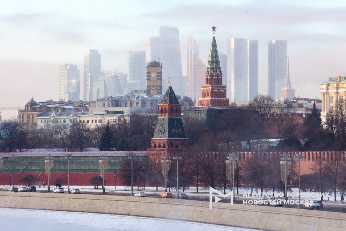 Минувшая ночь в Москве стала самой холодной за последние две недели сообщил синоптик Михаил Леус По данным базовой метеостанции города ВДНХ минимум составил минус 12 1 градуса более низкой в нынешнем году температура была только 2 января На других метеостанциях мегаполиса минимальная температура воздуха менялась от минус 8 3 градуса на Балчуге до минус 17 1 градуса в Бутово По данным синоптика в Подмосковье теплее всего было на севере региона а самой теплой точкой на карте погоды стал Сергиев Посад там термометры показали минус 7 3 градуса Морознее всего было в Можайске где ночной минимум составил минус 19 4 градуса Подпишись на Агентство Москва