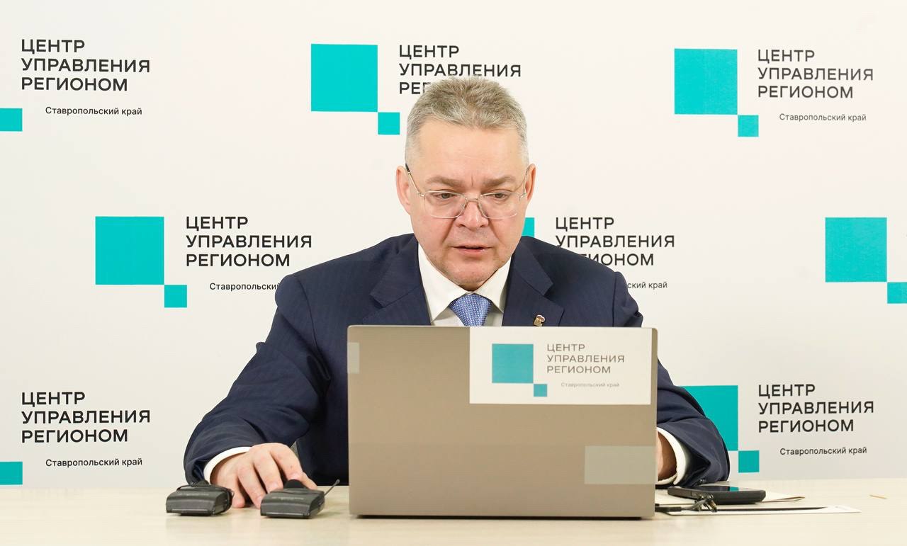 Губернатор поставил задачи по обновлению дорожной сети на Ставрополье В ходе прямой линии губернатор Владимиров рассмотрел обращения жителей касающиеся качества дорожного покрытия в нескольких территориях и дал соответствующие поручения Жители сел Крымгиреевское и Круглолесское пожаловались на гравийное покрытие местной дороги Глава края поручил миндору оценить стоимость и сроки возможного асфальтирования участка Поступили также обращения по улице Пушкина в Михайловске и улице Гоголя в Минеральных Водах По последнему адресу где проживают ветераны СВО проектно сметная документация уже готова Владимир Владимиров поручил помочь с включением объекта в планы текущего года и рекомендовал главам активнее использовать программу Дорога к ветерану В этом году мы увеличили дорожный фонд на 2 миллиарда рублей именно на ремонт муниципальных дорог и распределили средства по округам Будем решать проблему планомерно используя все возможности подчеркнул глава края