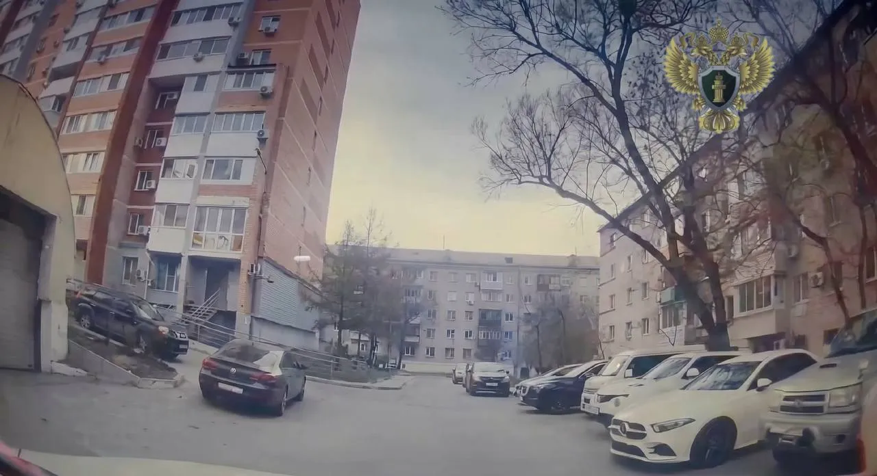 Прокуратура контролирует установление обстоятельств ДТП в Хабаровске в котором погиб 8 летний мальчик Предварительно установлено что в дневное время 02 мая 2026 года 59 летний водитель автомобиля CHANGAN двигаясь во дворе дома по ул Войкова при повороте налево не убедился в безопасности совершения маневра и совершил наезд на 8 летнего мальчика который катался на роликах по проезжей части В тяжелом состоянии ребенок был доставлен в медицинское учреждение где от полученных травм скончался Прокуратура Центрального района г Хабаровска контролирует установление обстоятельств ДТП Ход и результаты проверки проводимой правоохранительными органами поставлены на контроль надзорного ведомства Подписывайтесь на прокуратуру Хабаровского края в MAX