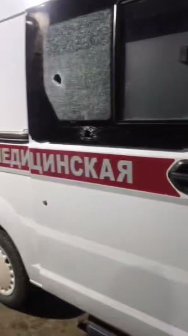 Родственники пациентки закидали скорую помощь камнями за отказ «прокапать» пьяную женщину в селе Владимирские медики скорой помощи приехали на вызов в село Сновицы Суздальского района ночью 10 августа — женщине, по словам родственников, стало плохо после употребления алкоголя. По прибытии пострадавшая жаловалась на головокружение и призналась, что выпила много. Фельдшеры объяснили, что по регламенту не имеют права ставить капельницу при выраженном алкогольном опьянении: во‑первых, препарат для выведения токсинов не входит в перечень по ОМС, а во‑вторых, он эффективен только после снижения уровня интоксикации. На просьбу мужчины пострадавшей оказывать иную помощь медики ответили отказом в постановке капельницы. После этого несколько мужчин из дома начали оскорблять сотрудников скорой и забросали машину камнями, повредив служебный автомобиль. Медики вызвали полицию и написали заявление, однако, по их словам, полицейские заявили, что бригада «по собственному желанию приезжает к ним домой», поэтому виноваты сами. В региональном Следственном комитете сообщили, что в ходе конфликта группа несовершеннолетних 2013–2017 годов рождения забросала автомашину камнями, повредив транспорт, и сейчас проводится процессуальная проверка. После инцидента фельдшеры признались, что боятся выезжать на вызовы в это село: по их словам, в домах часто собираются по 10–20 человек, и в таких условиях медицинские работники оказываются без надёжной защиты.