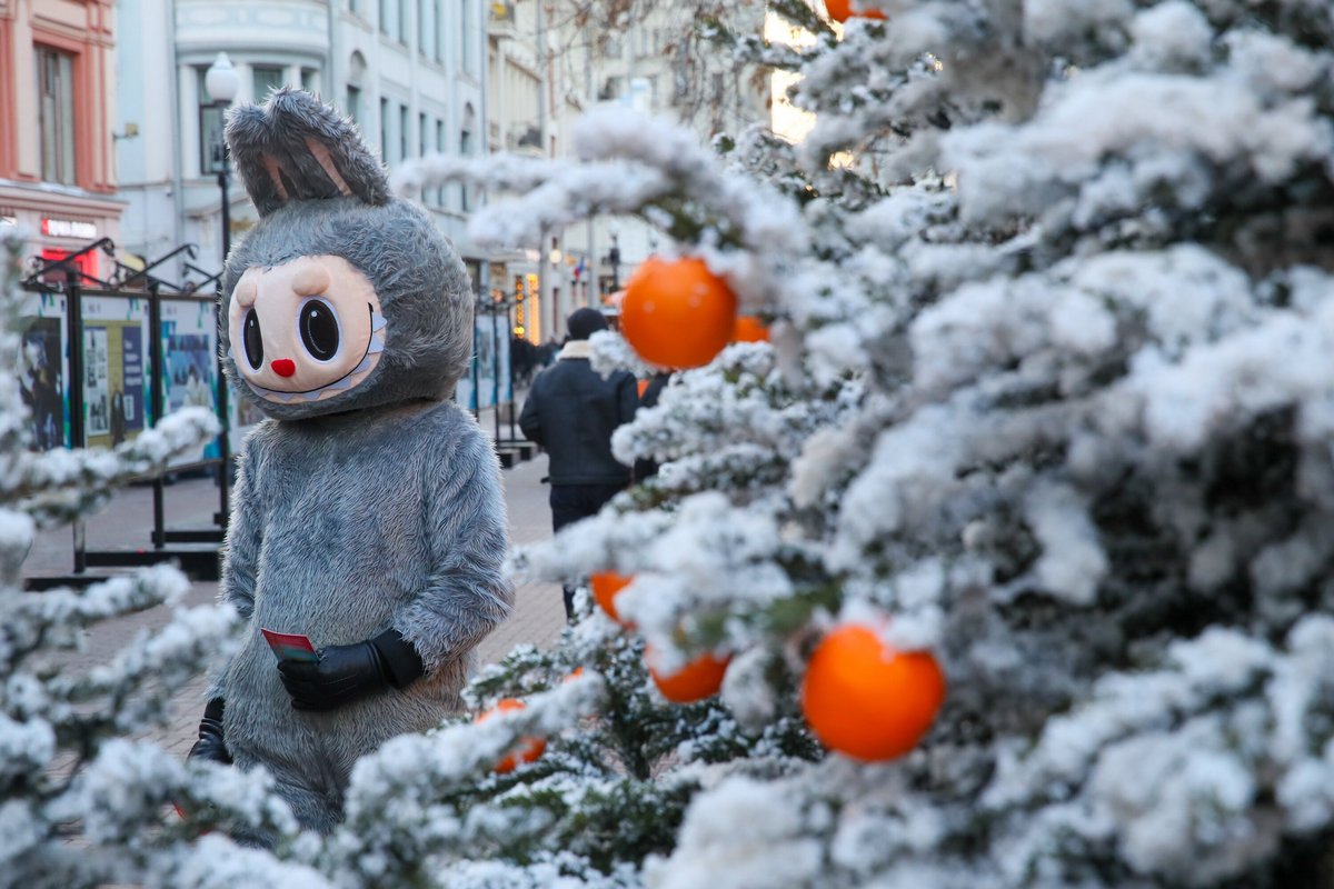 Декабрь этого года в Москве станет одним из самых малоснежных в XXI веке сообщил синоптик Михаил Леус С начала месяца в столице выпало лишь 13 миллиметров осадков а максимум снежного покрова составил 3 сантиметра На следующей неделе хоть и ожидаются небольшие осадки но на появление снежного покрова рассчитывать не приходится Вся надежда на последнюю неделю уходящего года 29 30 декабря может выпасть до 1 6 сантиметров снега Если вам не хватает настоящей снежной зимы создать нужную атмосферу можно дома мы рассказывали как Больше новостей в Daily News