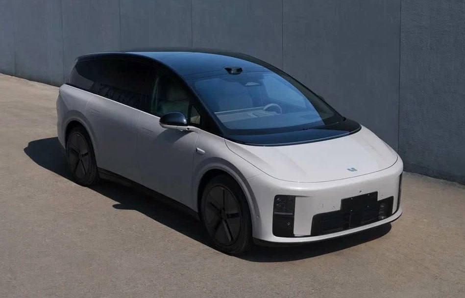 Li i8 готовится к старту продаж в Китае Основатель Li Auto Ли Сян объявил о выходе нового электромобиля i8 на китайский рынок в конце июля. Сейчас автомобиль завершает подготовку к серийному производству. Технические характеристики новинки: габариты 5085 х 1960 х 1740 мм, мощность электромоторов 544 л.с., запас хода 670-720 км.