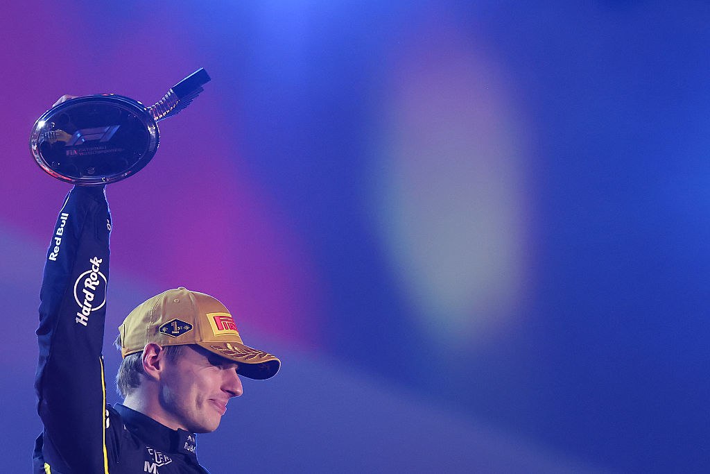 Ферстаппен победил в Лас Вегасе Норриса и Пиастри могут дисквалифицировать Действующий чемпион Формулы 1 Макс Ферстаппен из Red Bull сохранил шансы на победу в текущем сезоне выиграв Гран при Лас Вегаса США Вторым финишировал Ландо Норрис McLaren третьим Джордж Расселл Mercedes Лидирующий в зачете пилотов Норрис 408 очков оторвался от идущего вторым напарника Оскара Пиастри стал четвертым в Лас Вегасе на 30 баллов у занимающего третье место Ферстаппена 366 очков После гонки выяснилось что обоим пилотам McLaren грозит дисквалификация за чрезмерный износ контрольной планки под днищем пишет Reuters В случае дисквалификации пилотов McLaren Ферстаппен сравняется по очкам с Пиастри 366 а у Норриса 390 будет преимущество только в 24 очка за две гонки до конца сезона Getty Images Подписаться на РБК Спорт