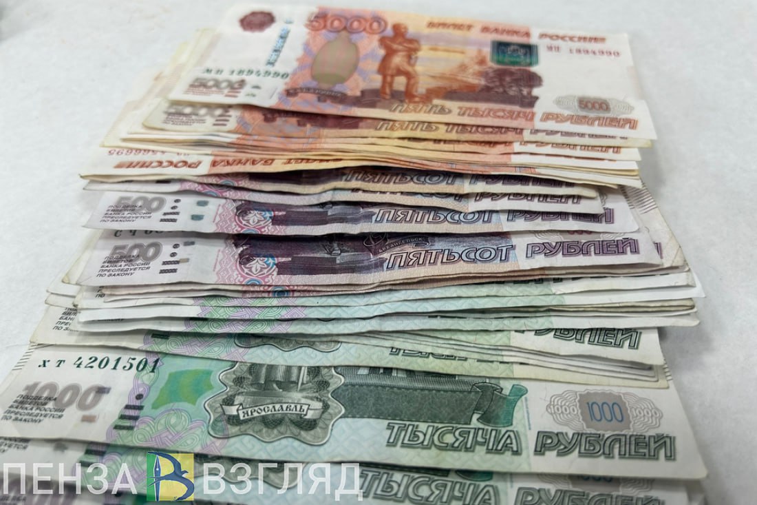 Пензячка потеряла более 1 5 млн рублей желая сделать перерасчет пенсии В отдел полиции 3 УМВД России по Пензе поступило заявление от местной жительницы 1958 года рождения Она стала жертвой аферистов и потеряла крупную сумму денег Как рассказала потерпевшая ей на стационарный телефон позвонила сотрудник соцфонда и под предлогом перерасчета пенсии попросила сообщить код из СМС сообщения Позже с женщиной связался сотрудник банка и сообщил что в отношении собеседницы были совершены мошеннические действия Для сохранности денежных средств он порекомендовал ей перечислить сбережения на безопасный счет Пензячка сняла в банке более 1 миллиона рублей и отдала их неизвестному у подъезда а потом перевела еще 500 тысяч рублей на счет предоставленный лже экспертом Спустя время потерпевшая обратилась в полицию потому что поняла что стала жертвой мошенников Возбуждено уголовное дело Злоумышленников ищет полиция Им грозит наказание в виде лишения свободы на срок до 10 лет проинформировали в пресс службе УМВД России по Пензенской области   Подписаться на Пенза Взгляд в ТГ Подписаться на Пенза Взгляд в MAХ