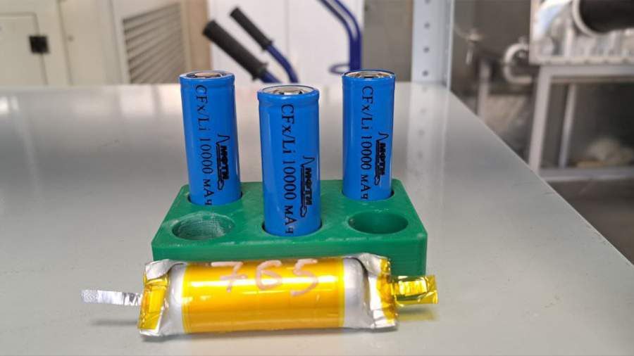 Российские ученые увеличили запас энергии самых мощных в мире батарей Специалисты Московского физико технического института разработали новую технологию которая позволит значительно повысить энергоемкость самых долговечных в мире литий фторуглеродных батарей   www infoorel ru news rossiyskie uchenye uvelichili zapas energii samyh moshchnyh v mire batarey html