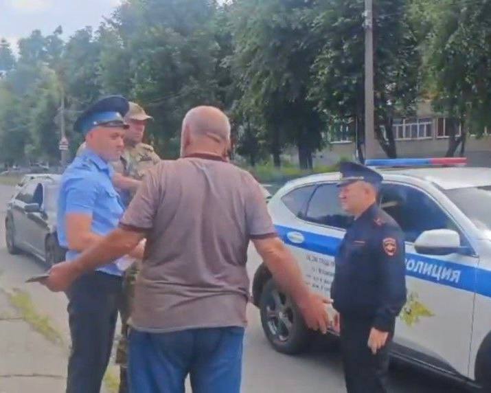 71-летний водитель микроавтобуса «Газель», работающий на городском маршруте №27, собрал 191 административный штраф за нарушение ПДД. В общей сложности злостный нарушитель дорожных правил задолжал более 200 тыс рублей. Машина изъята и передана службе судебных приставов. Основа