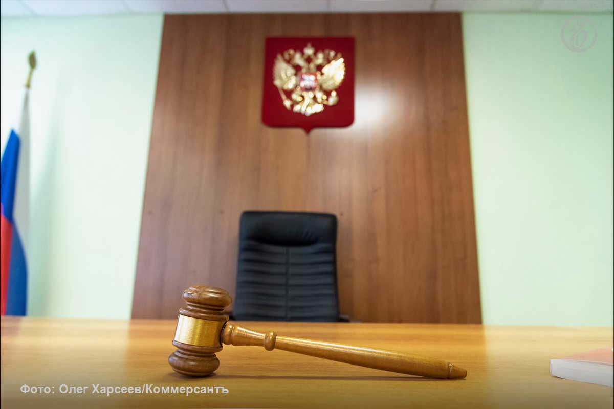 Суд в Новосибирске по антикоррупционному иску Генпрокуратуры арестовал все движимое и недвижимое имущество бывшего чиновника региональных подразделений Росприроднадзора МВД МЧС и ФНС Андрея Фролова а также его родственников и других ответчиков Речь в частности идет о 48 объектах недвижимости в том числе десяти квартирах в Турции Грузии и Таиланде Арестована была также группа компаний Алтайагроснаб которую ответчик создал отдав в управление номиналу В прошлом году ее доход превысил 4 5 млрд руб Что Генпрокуратура требует изъять по делу экс сотрудника Росприроднадзора Андрея Фролова в справке Ъ Ъузнал