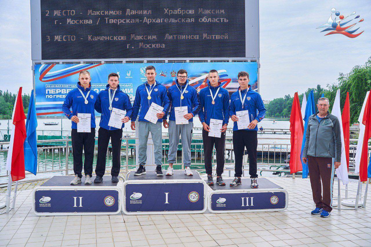 Омский спортсмен трижды поднялся на высшую ступень пьедестала. Георгий Ваняшов завоевал три золотые медали на первенстве России по гребле на байдарках и каноэ, которое в настоящее время проходит в Краснодаре. Байдарочник стал первым на дистанции 500 метров, что обеспечило ему место в сборной на предстоящих первенствах Европы и мира. Он также продемонстрировал выдающиеся результаты в заезде на 1000 метров, став самым быстрым среди участников. Накануне в составе байдарки-двойки он завоевал ещё одно золото на дистанции 500 метров. : министр спорта Омской области Алексей Ленберг Подписаться Написать в редакцию