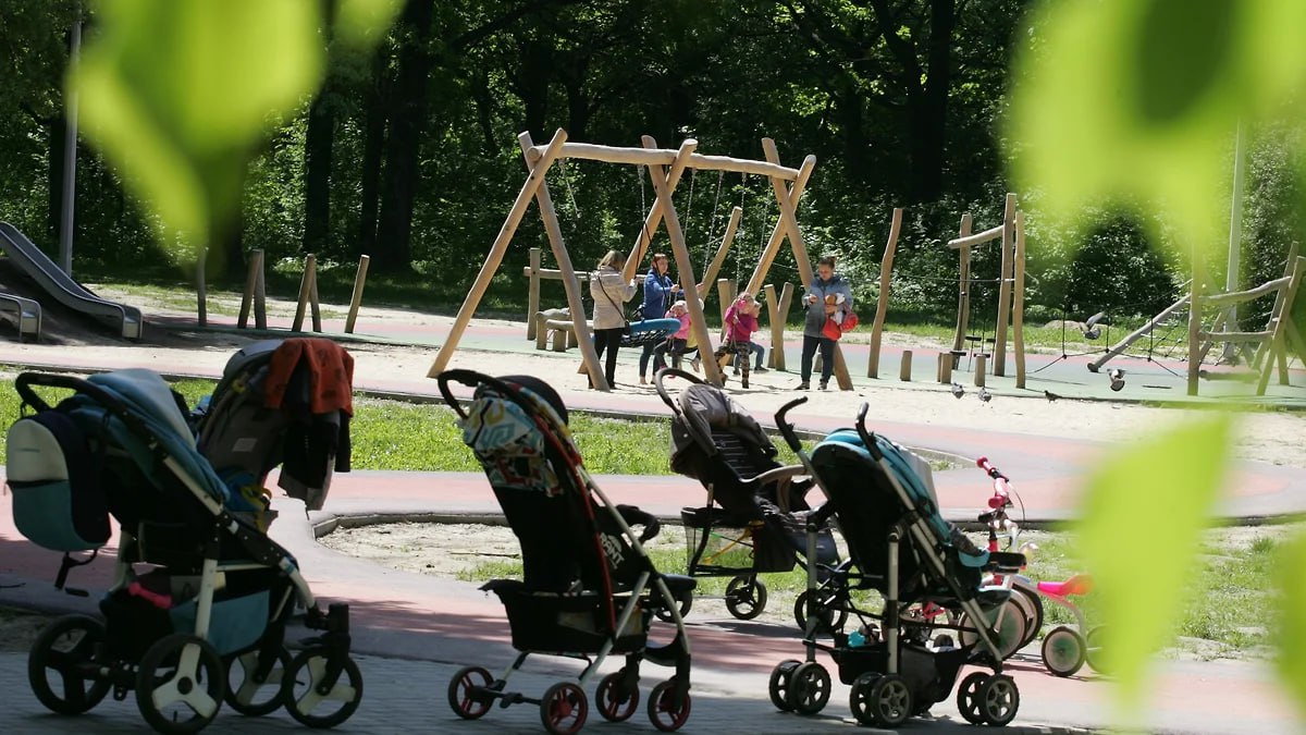 Семейный капитал ввели в Нижегородской области на три года Законопроект подготовили как часть «пятилетия семьи». На реализацию закона в 2025 году, по расчетам правительства, потребуется до 2,4 млрд руб. При рождении первого ребенка будут выплачивать по 10 тыс. руб. в течение трех лет. При рождении второго ребенка можно выбрать или 22,22 тыс. руб. в течение трех лет, или 500 тыс. руб. единовременно и по 20 тыс. руб. в течение пяти месяцев. При рождении третьего ребенка будут выплачивать или по 30 тыс. руб. в течение трех лет, или 700 тыс. руб. единовременно и по 30 тыс. руб. в течение 10 месяцев. За четвертого и последующих детей — 30 тыс. руб. в течение трех лет или 1 млн руб. единовременно. На семейный капитал также могут претендовать иностранцы, проживающие в регионе и «разделяющие традиционные российские ценности». Подписывайтесь на «Ъ-Приволжье» Оставляйте «бусты»