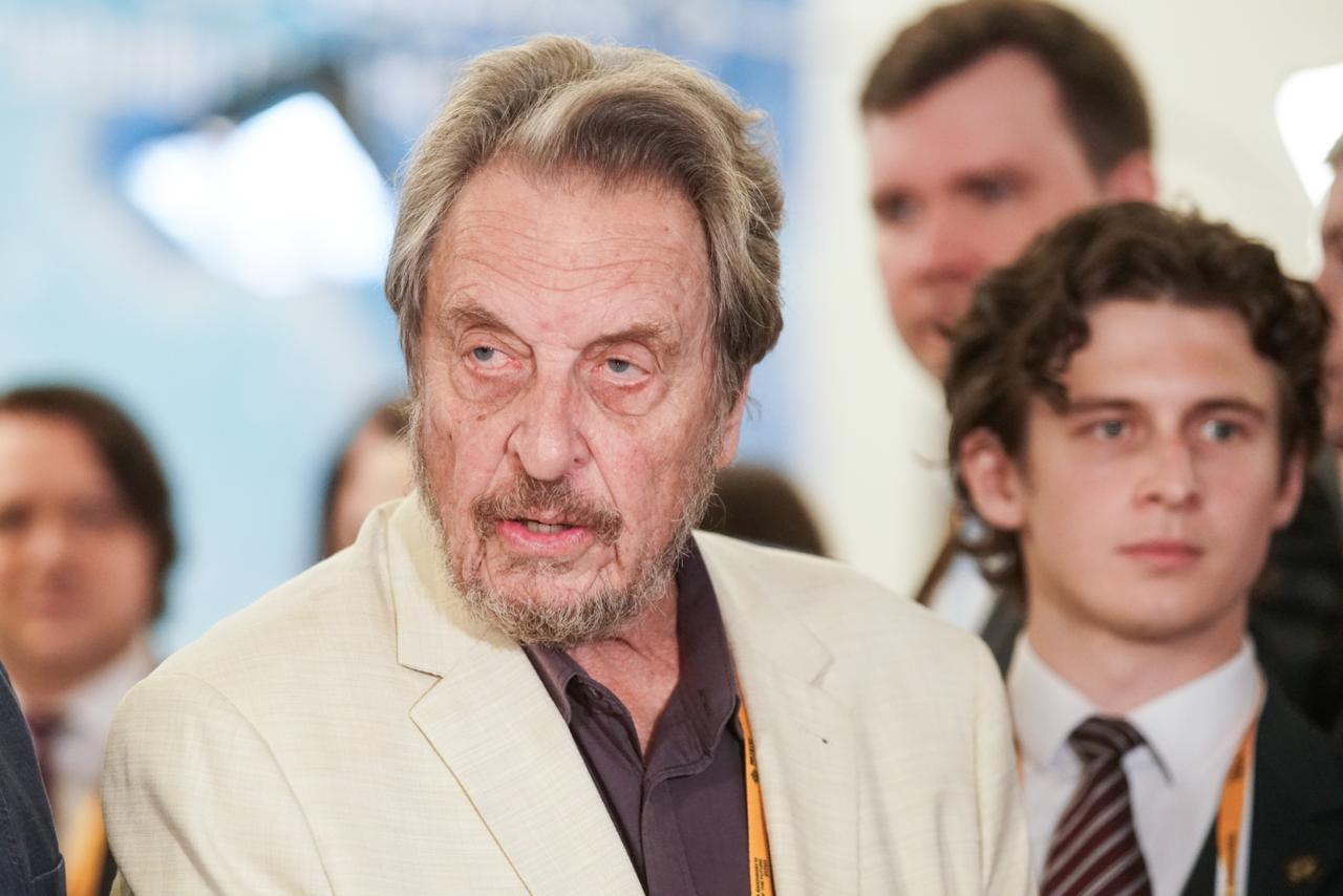 Отец Илона Маска похвалил россиян и назвал Москву великолепной Эррол Маск высоко оценил изобретательский талант жителей России Россияне плодовитые изобретатели Знаете многие вещи которые были изобретены на Западе примерно в то же время были изобретены и в России сказал он в интервью РИА Новости В качестве примеров он привел изобретение телефона и развитие авиации отметив что русские инженеры создавали аналогичные технологии одновременно с западными коллегами Москва очень красивая Я крайне впечатлен Москва без сомнения самый великолепный город в мире выразил свое мнение о российской столице Маск старший Global Look Press Nemyshev Vyacheslav маск эррол Подписаться на ОТРАЖЕНИЕ