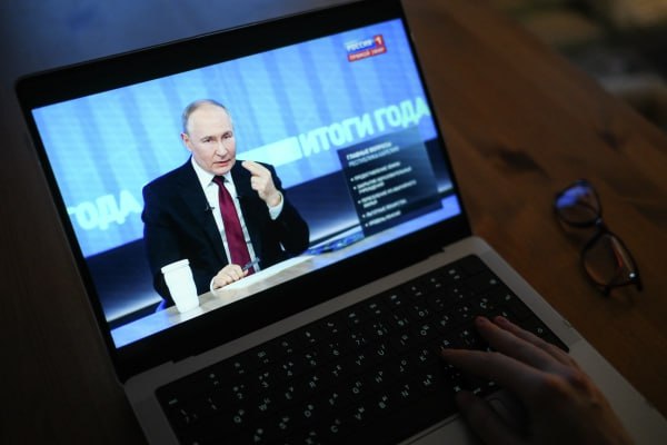 Владимир Путин поручил провести подготовку к прямой линии Президент выступил с таким заявлением на совещании с членами правительства Глава государства пояснил что такой формат не теряет важности и актуальности Это не просто социологический опрос масштабный массовый и полезный конечно Но дело не только в этом Дело в том что это живая обратная связь с людьми Она помогает выявить наиболее острые проблемы на данный момент и соответствующим образом реагировать на запросы людей подчеркнул Путин Президент отметил что работа с обращениями граждан поступившими на прямую линию должна быть максимально разбюрократизирована Подпишись на Говорит Москва
