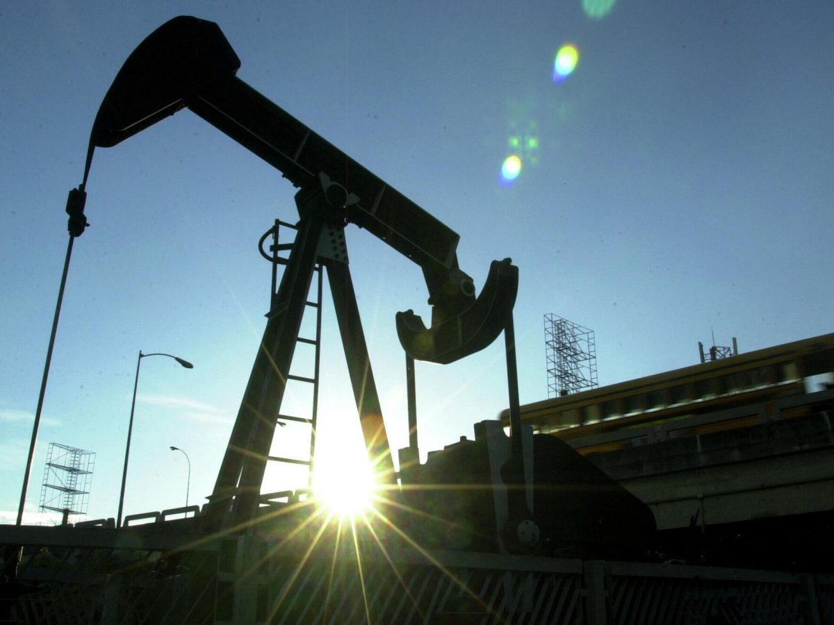 Цены на нефть сдаваться не спешат Цены на нефть продолжают умеренно расти в ходе торгов во вторник, 10 июня. Августовские фьючерсы на Brent по данным на 16:20 мск. дорожают на 0,32%, до $67,24 за баррель, следует из данных торгов на лондонской бирже ICE Futures. Фьючерсы на нефть WTI на июль на NYMEX также растут, поднявшись выше $65 за баррель. Комментарий ИнфоТЭК: Цена нефти растет четвертую торговую сессию подряд. В основном текущую динамику стараются связать с переговорами США и Китая по вопросу урегулирования торгового конфликта. Подобного рода конфликт уже возникал в конце 2010-х годов и завершился соглашением сторон, заключенным в феврале 2020 года. Однако пандемия не позволила мировому рынку воспользоваться благами от завершения противостояния. Но в данный момент оценка рыночной ситуации полна противоречий. С одной стороны, переговоры. А, с другой, крупнейшие мировые СМИ продолжают рассказывать об угрозах для спроса на нефть и прогнозировать избыток предложения, который неизбежен, так как, по их мнению, либо рынок подведет объем потребления, либо возникнет перепроизводство. Последнее связывают как с увеличением добычи за пределами ОПЕК+, так и с "судьбоносным решением ОПЕК+ прекратить поддержку цен на нефть и вместо этого высвободить поток баррелей". С точки зрения ОПЕК+, транслируемой в официальных сообщениях, ситуация выглядит иначе: производители наблюдают растущий спрос, ожидают его дополнительное увеличение в летний период и отмечают сокращение коммерческих запасов на ключевых рынках. То есть, согласно оценке ОПЕК+, частичное восстановление добычи обеспечит растущее потребление. И если оценка стран-экспортеров верна, то наблюдаемый рост котировок может отражать не столько сиюминутные душевные порывы участников торгов, сколько объективно существующий рост потребления.