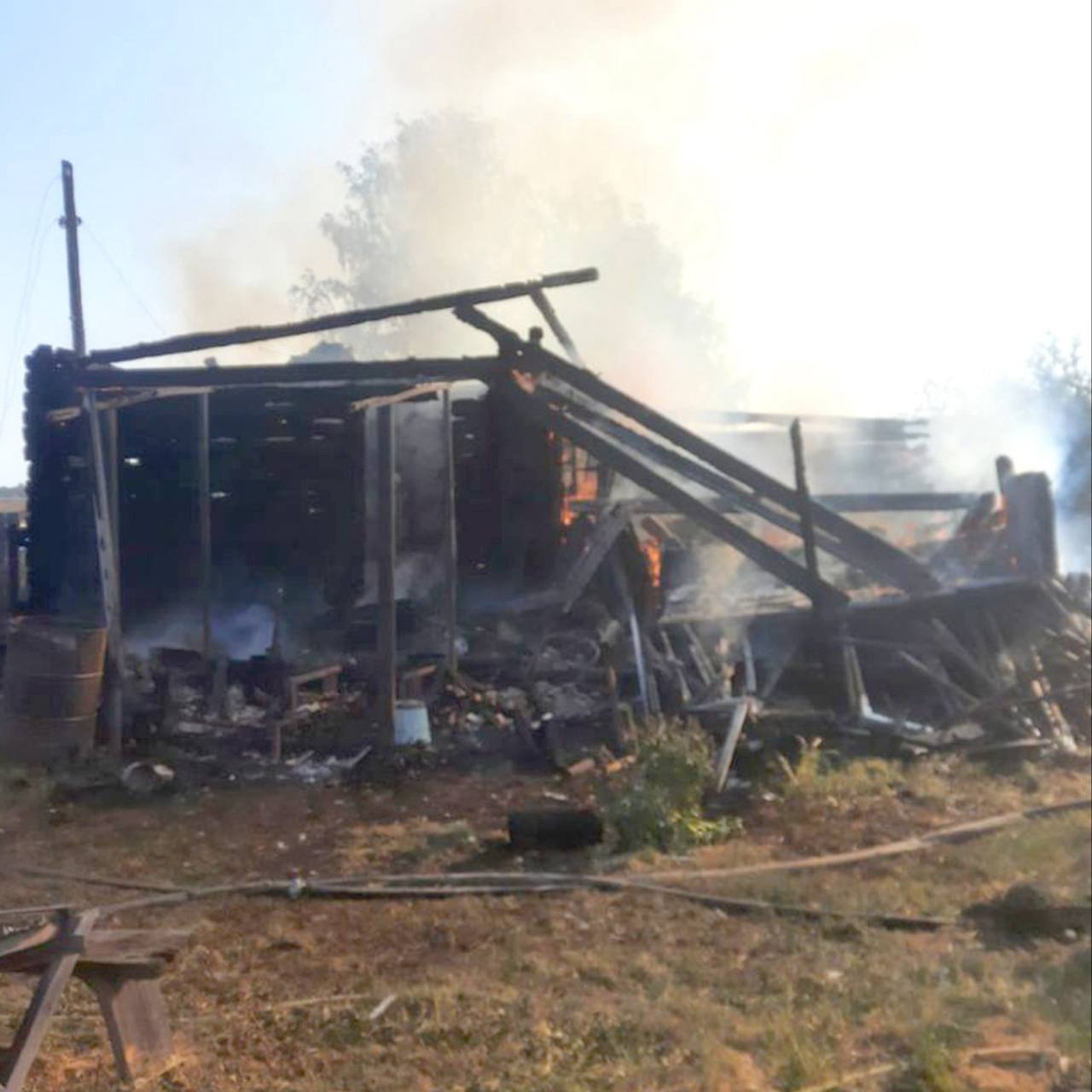 Мужчина получил ожоги при пожаре в Томском районе Пожар произошел сегодня в 5:44 по улице Набережной в деревне Новостройка Томского района. По прибытии пожарных дом и все хозяйственные сооружения были полностью охвачены огнем. Мужчина 1964 года рождения получил ожоги рук, ног и головы. Доставлен в медицинское учреждение. В результате пожара от огня пострадали жилой дом, две веранды, два гаража, два легковых автомобиля, мотоцикл и вездеход.