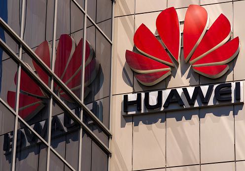 Huawei открывает флагман в ГУМе 15 ноября ритейлер Три Юнион откроет свой флагманский магазин в ГУМе под брендом Huawei Двухэтажный магазин займет 566 кв м на месте бутика Tiffany Co Так что теперь вместо колец и кулонов смартфоны планшеты и умные гаджеты На первом этаже будут представлены товары всех категорий китайского производителя на втором создадут зону сервисного обслуживания Ещё будет и третий этаж правда в качестве технического Стоимость аренды нового пространства в ГУМе может составить около 3 3 млн руб в месяц так что это не просто магазин а скорее красивая имиджевая витрина бренда в сердце Москвы ООО Три Юнион основано в 1993 году и занимается импортом экспортом и продажей электронной продукции Huawei retail retailnews ГУМ Москва ритейл бренды новостиритейла Знание сила Подписка кнопка