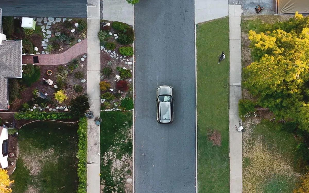 Toyota показала первые фото нового RAV4 Полноценная премьера автомобиля нового поколения запланирована на 21 мая. Компания опубликовала несколько снимков кроссовера, на которых четко не видны его черты, однако отчетливо можно увидеть интерьер нового RAV4. Особенностями салона стали угловатые формы руля, приборной панели и большой экран мультимедийной системы. На фото также видна центральная консоль с небольшим селектором переключения передач.