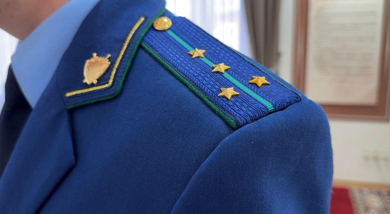 Квартиру покойника отписали матери чиновника в Крымском районе Прокуратура выявила мошенничество в администрации муниципалитета. Власти района решили достроить многоквартирный дом для 34 обманутых членов ЖСК. Однако выяснилось, что один из получателей квартиры на тот момент уже умер. Заместитель главы района не стал исключать покойника из списка, а просто заменил его на родственника знакомого. В итоге жильё оказалось в собственности матери чиновника. Крымская межрайонная прокуратура передала материалы проверки в следственные органы. На заместителя главы Крымского района по факту мошенничества в особо крупном размере с использованием служебного положения возбуждено уголовное дело по ч. 4 ст. 159 УК РФ, сообщили в прокуратуре Кубани. Телеканал «Краснодар»