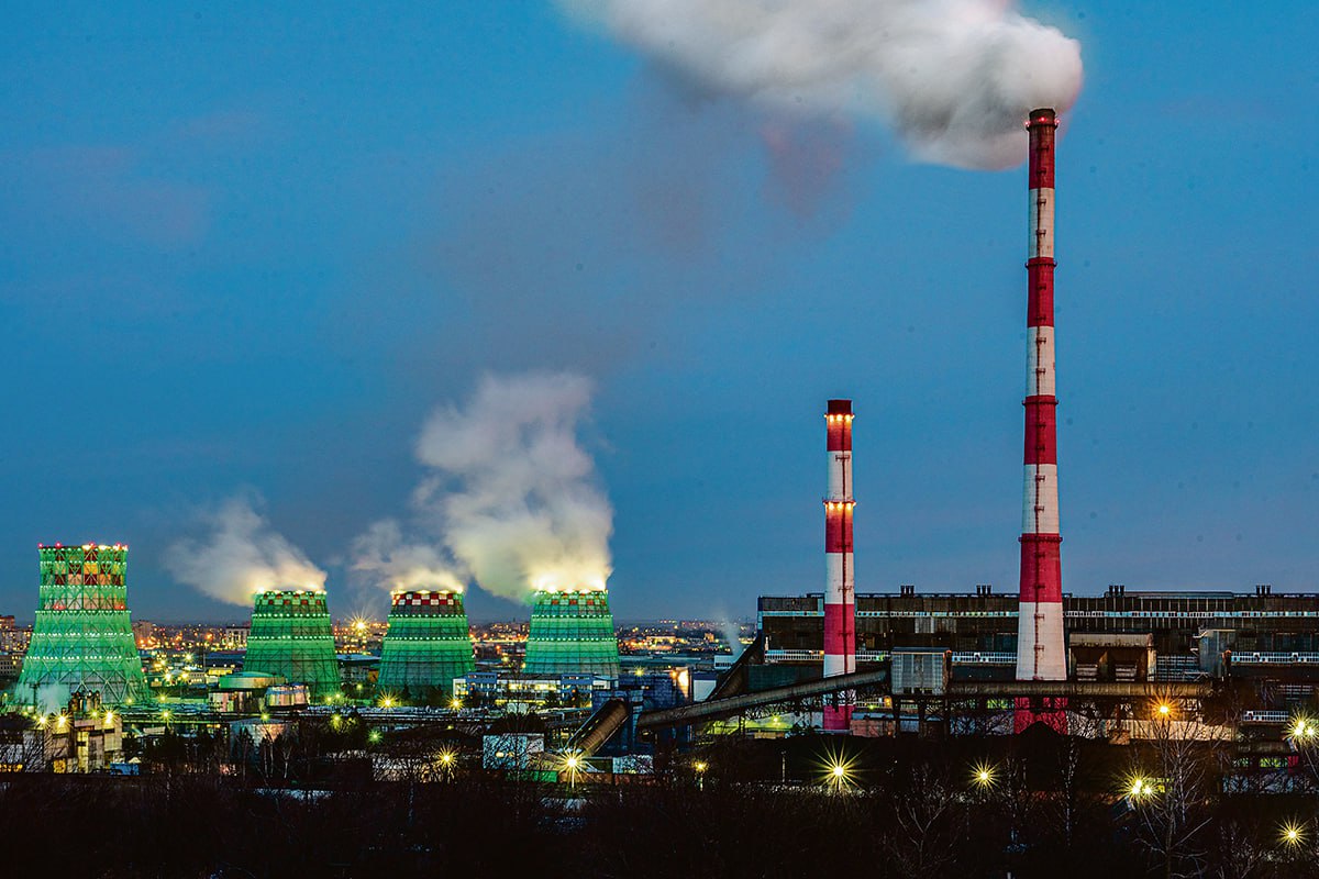 ТОПЛИВНАЯ ПРОБЛЕМА МИНЭНЕРГО РФ ПОДДЕРЖАЛО ГАЗИФИКАЦИЮ БЛАГОВЕЩЕНСКОЙ ТЭЦ Планы по переводу Благовещенской ТЭЦ на газ получили поддержку Минэнерго России. Об этом сообщил губернатор Амурской области Василий Орлов после совещания в Москве с первым замглавы ведомства Павлом Сорокиным. Сейчас власти региона рассматривают частичный перевод станции на газ как один из вариантов решения топливной проблемы. «Ситуация непростая: добыча бурого угля снижается, а потребление энергии растёт», — отметил губернатор. Станция, обеспечивающая теплом свыше 90% домов Благовещенска, проектировалась под местный уголь. Но объемы добычи в регионе падают, и дефицит приходится закрывать поставками из Красноярского края. Это, в свою очередь, увеличивает нагрузку на оборудование, требует больше ремонтов и снижает эффективность работы самой ТЭЦ. Газификация рассматривается как стратегически важный шаг, который поможет снизить износ станции и повысить стабильность теплоснабжения, особенно в зимние месяцы. Фото: «Амурская правда» #аврорамедиа_россия Telegram-экосистема АВРОРА МЕДИА МЕДИА НОВОСТИ РЕГИОН ЛАЙФ СПОРТ ГЕРЛЗ ХАЙТЕК ПЕРСОНЫ ИНСАЙД КРИМИНАЛ МОЛОДОСТЬ LIVE АВРОРА МЕДИА YOUTUBE RUTUBE
