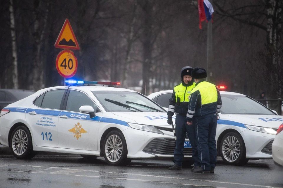 Погоня и стрельба средь бела дня детали инцидента в Приморском районе Утреннее происшествие на Богатырском проспекте обернулось погоней и выстрелами Водитель иномарки решил уйти от проверки ГИБДД что привело к опасным маневрам во дворах района Несмотря на предупреждения он продолжал движение вынудив инспекторов открыть огонь по колесам Задержан 38 летний местный житель ранее лишенный прав за пьянство за рулем предположительно находился под наркотиками СанктПетербург ПриморскийРайон Полиция ДТП Piter News 24 Подписаться
