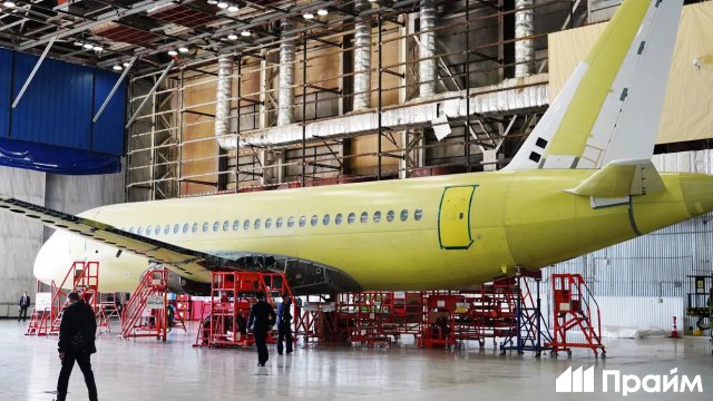 Более 20 самолетов SJ-100 находятся на разных стадиях готовности Об этом сообщил исполнительный директор корпорации "Ростех" Олег Евтушенко. "Вместе с испытаниями создается необходимый задел по выпуску импортозамещенного "Суперджета". Сейчас в разной степени готовности находятся 23 самолета. Завершение сертификации ожидается в конце 2025 года" Он добавил, что сейчас делается все, чтобы в 2026 году авиакомпании начали получать самолет.