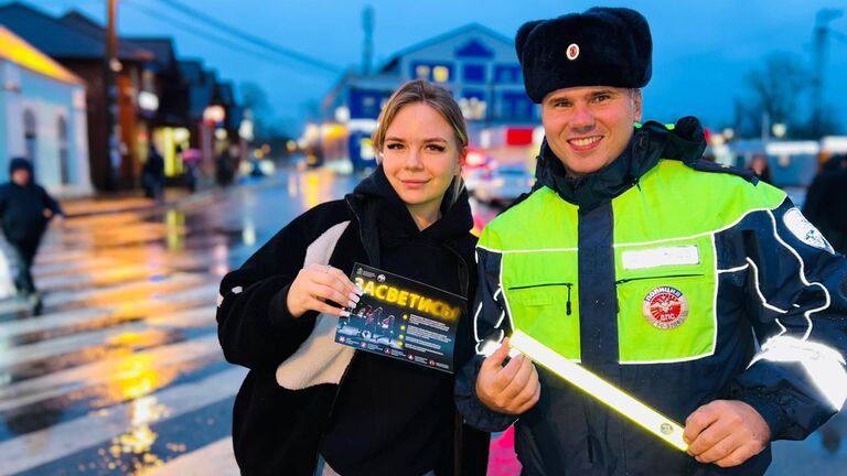 Госавтоинспекция призвала пешеходов быть более осторожными на переходах Госавтоинспекция призвала пешеходов к осторожности на переходах в частности зафиксирован рост погибших за семь месяцев 2025 года подчеркнули в ведомстве Так число погибших пешеходов увеличилось на 2 3 и составило 1492 человека При этом сократилось количество самих наездов на пешеходов на 4 4 и пострадавших в них людей на 4 9 Наезды составляют примерно 24 от общего количества автоаварий в которых погибли или пострадали люди На данный вид происшествий приходится более 20 смертей на дорогах Треть наездов совершена из за нарушений которые допустили сами пешеходы отметили в Госавтоинспекции Более подробно о ситуации с аварийностью с участием пешеходов и об основных правилах безопасности читайте в совместном материале Госавтоинспекции России с РИА Новости