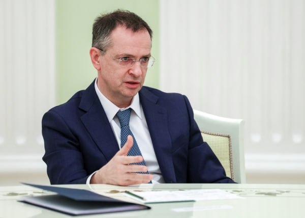 Владимир Мединский выразил готовность к диалогу с генсеком НАТО об истории Помощник президента России отметил, что поговорит с Марком Рютте на тему истории Малороссии и Войска Запорожского, если возникнет необходимость. «Я уверен, что он узнает много нового», — подчеркнул Мединский в беседе с ТАСС. Он также заявил, что готов отправить генеральному секретарю Североатлантического альянса учебник по истории за шестой класс, однако не видит в этом смысла, потому что Рютте «всё равно читать его не будет». Подпишись на «Говорит Москва»