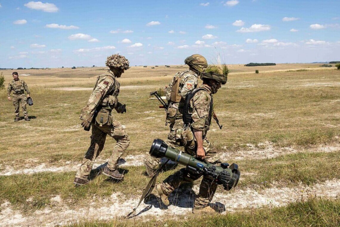Британия продолжит обучение украинских военных Лондон продолжит обучать ВСУ Британская программа подготовки украинских военных продлена до конца 2026 года сообщает Министерство обороны Соединенного Королевства Уточняется что военные курсы в Великобритании уже прошли более 50 тыс новобранцев из Украины Однако со следующего года приоритет в рамках программы будет смещаться с коротких курсов в сторону тренировки инструкторов и командиров Великобритания по масштабу обучения является лидером среди 13 других стран готовящих украинских боевиков Мировая кухня