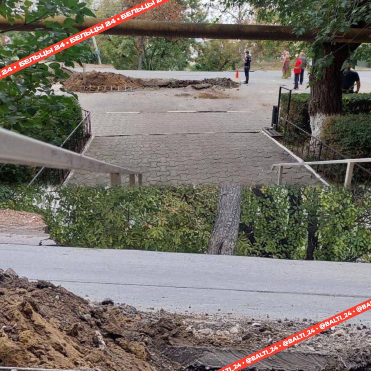 В центре Бельц провалился участок дороги   По сообщениям очевидцев, земля просела внезапно. Полиция оцепила территорию. Источник: Бельцы24