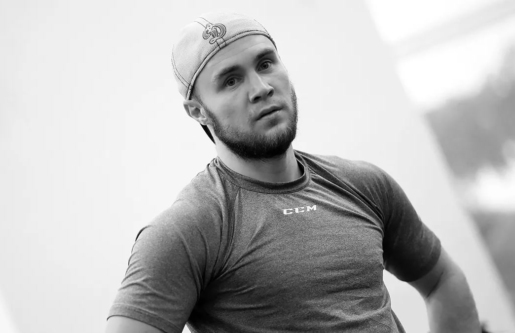 Умер 32 летний экс нападающий Салавата Юлаева Артём Фёдоров Об этом сообщили в пресс службе хоккейного клуба О причинах смерти не разглашается Спортсмен выступал за уфимскую команду с 2017 по 2018 год Он также играл в командах Сочи Спартак и Динамо Он запомнился болельщикам и коллективу яркой игрой искренним отношением к своему делу всегда был добрым и отзывчивым человеком сообщается в релизе ХК Сочи Источник UTV UFA RB Подписаться Прислать новость Подпишитесь на нас в МАХ