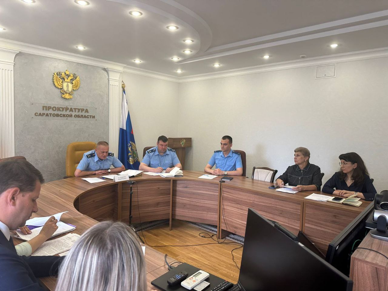 Заместитель прокурора Саратовской области Андрей Петрович Корноваров провел заседание межведомственной рабочей группы по вопросам противодействия проникновению деструктивных идеологий в подростковую среду В прокуратуре Саратовской области состоялось заседание межведомственной рабочей группы по координации деятельности правоохранительных и иных уполномоченных органов по вопросам противодействия проникновению деструктивных идеологий в подростковую среду. В работе приняли участие представители профильных подразделений ГУ МВД России, СУ СК России, УФСБ России по Саратовской области, руководители комиссии по делам несовершеннолетних и защите их прав при Правительстве области, региональных министерств образования, здравоохранения, социального развития, комитета молодежной политики и других заинтересованных ведомств. Отмечено, что прокурорами, полицией, комиссиями по делам несовершеннолетних и защите их прав, органами и учреждениями образования, социальной защиты, по делам молодежи проводятся мероприятия направленные на профилактику безнадзорности и правонарушений несовершеннолетних, формированию у них законопослушного поведения, противодействие вовлечению подростков и молодежи в деструктивную деятельность. Вместе с тем, несмотря на принимаемые меры, требует активизации деятельность по вовлечению несовершеннолетних в мероприятия внеурочной занятости, тематические кружки, секции, а также молодежные организации. Отдельное внимание уделено вопросам противодействия и профилактики наркопотребления в подростковой среде. По итогам выработан алгоритм действий, направленных на повышение эффективности деятельности всех заинтересованных ведомств по выявлению, пресечению и профилактике преступлений и правонарушений несовершеннолетних, а также противодействию проникновению деструктивных идеологий в подростковую среду, в том числе посредством сети «Интернет».