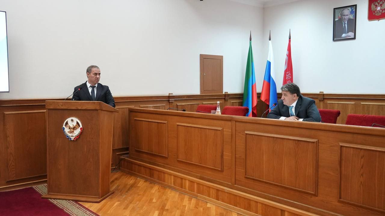 Заместитель главы Махачкалы Нариман Батырбиев доложил о работе по повышению доходов от налогообложения недвижимости Он отметил что официальные данные ЕГРН не отражают реального коммерческого использования объектов Только 3 4 земельных участков 5 766 из 167 261 и 9 объектов капитального строительства 24 290 из 270 534 значатся используемыми в коммерческих целях что приводит к значительным бюджетным потерям Для решения этой проблемы создана рабочая группа которая работает по шести направлениям выявление нецелевого использования исправление реестровых ошибок и корректировку кадастровой стоимости учёт незарегистрированных объектов и самозахватов подготовка к будущей кадастровой оценке 2026 2027 годов и актуализация перечня объектов облагаемых налогом на имущество по кадастровой стоимости В 2025 году обследовано свыше 3 тысяч земельных участков С июля выдано 200 предписаний об устранении нарушений целевого использования После проверки 73 крупных объектов 60 правообладателей обратились за разрешительной документацией а 23 уже изменили сведения в ЕГРН увеличив совокупную кадастровую стоимость с 97 до 150 млн рублей Завершено описание границ города что позволит перевести земли сельхозназначения в категорию земель населённых пунктов Это повысит их кадастровую стоимость с 266 4 млн до 346 млн рублей Выявлено 5 461 участков с некорректными адресами и 20 с неверными площадями Исправление этих ошибок увеличит налоговую базу на 3 млрд рублей а ежегодный налоговый потенциал на 9 млн рублей По объектам капитального строительства в Минстрой Дагестана направлены 38 материалов о нарушениях в эксплуатации ведётся работа по привлечению нарушителей к ответственности Нариман Батырбиев отметил положительный эффект разъяснительной работы многие собственники начали добровольно приводить документацию в соответствие В процесс включились Управление торговли и Антитеррористическая комиссия обследовано 17 банкетных залов Следующим шагом станет встреча с Дагтехкадастром для согласования позиций и исключения системных ошибок в предстоящем цикле кадастровой оценки что обеспечит бюджету города полноценную доходную базу