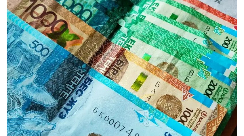 Кредитные бюро РК будут передавать данные о долгах граждан в КГД Согласно приказу министерства финансов от 24 октября 2025 года 625 кредитные бюро обязаны предоставлять Комитету государственных доходов сведения о задолженности физических лиц перед микрофинансовыми и коллекторскими организациями передает arbatmedia kz со ссылкой на PRG Zanger Стоит отметить что Комитет формирует список граждан обязанных подавать декларацию об активах и обязательствах по состоянию на 31 декабря отчетного года и направляет его кредитным бюро через систему Smart Data Finance не позднее 25 ноября следующего года Кредитные бюро в течение 10 календарных дней передают сведения о задолженностях в КГД Правила действуют с 10 ноября по 31 декабря 2025 года Цель нововведения повысить прозрачность финансовых обязательств граждан и контроль за полнотой декларирования активов Прислать новость