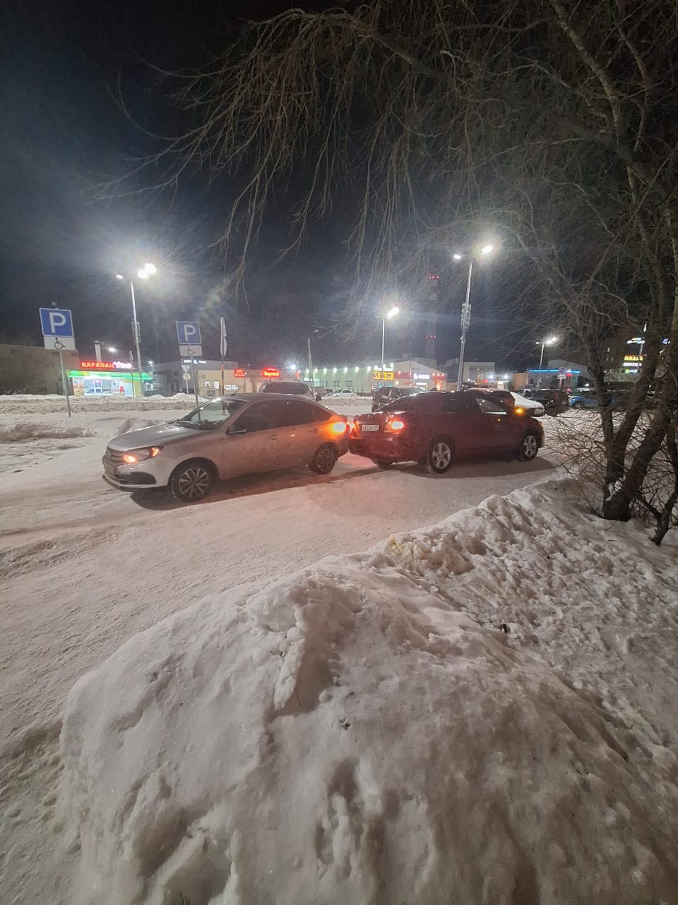 За прошедшие сутки на дорогах Ямало-Ненецкого автономного округа зарегистрировано 12 ДТП, последствиями которых стали механические повреждения транспортных средств. С начала 2024 года на ямальских дорогах в 4253 зарегистрированных ДТП погибли 28 человек и 301 получили травмы, в их числе 41 ребенок. В Госавтоинспекции призывают всех участников дорожного движения быть внимательнее на дорогах и соблюдать ПДД. Водителям рекомендуют выбирать скоростной режим с учетом дорожных и метеорологических условий. Пешеходам, в темное время суток, рекомендуют размещать на верхней одежде световозвращающие элементы.  #мвдроссии #полиция #гибддянао  #гибдд #янао  #дтп