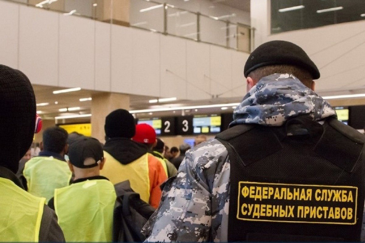 Из Калужской области выдворены еще 33 нелегала За нарушение правил въезда либо режима пребывания в России судебные приставы выдворили из Калужской области и страны 16 граждан Узбекистана десять граждан Таджикистана и семерых граждан Азербайджана Каждого перед выдворением оштрафовали Как сообщили в УФССП по Калужской области большая часть нелегалов работала на предприятиях Калуги и Обнинска