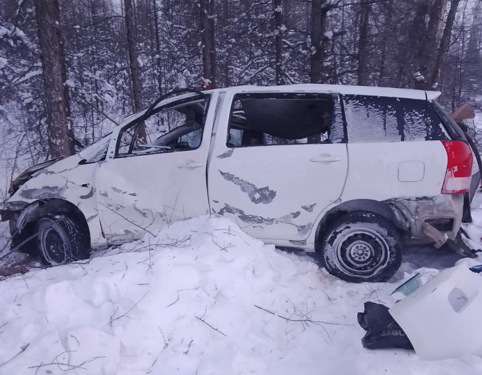 Смертельное ДТП в Алданском районе: Один погибший, один пострадавший  ДТП произошло на 935-м километре федеральной автодороги «Лена», недалеко от населенного пункта Улуу. В результате аварии автомобиль «Toyota Wish» вылетел в кювет. Один человек был госпитализирован, тело второго пострадавшего без признаков жизни в пяти метрах от перевернутой машины.