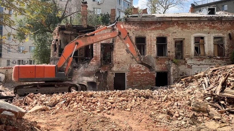В Саратове снесли 38 аварийных домов За последнее время в Саратове снесли 38 аварийных домов еще 23 демонтируют в ближайшее время Об этом сообщил губернатор Саратовской области Роман Бусаргин сегодня 5 сентября Он отметил что большее количество домов снесли в Заводском Волжском и Ленинском районах Ранее на работы по сносу аварийных зданий в городе направили 150 миллионов рублей Заходите на наш сайт это очень помогает редакции glush media news view id 3330