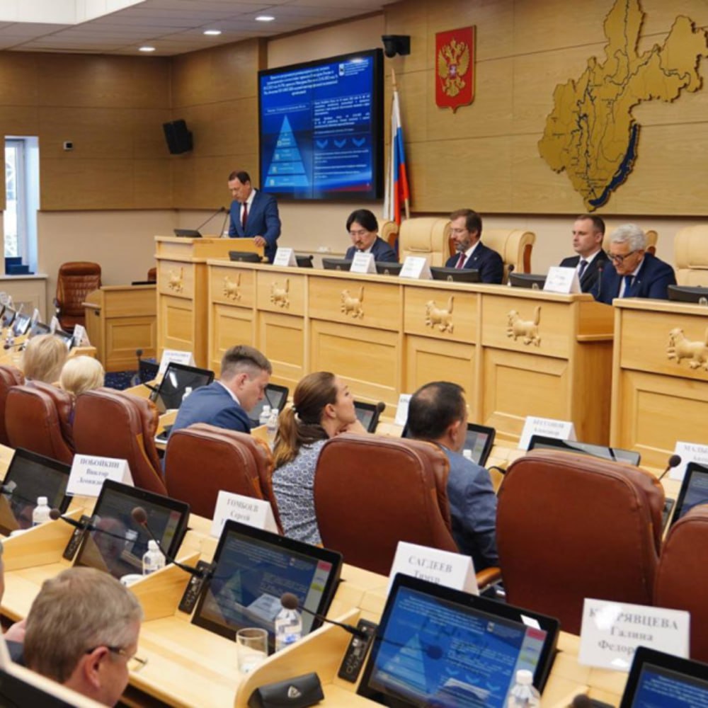 Круглый стол по вопросам детского здоровья состоялся в парламенте Иркутской области с участием депутатов Госдумы Обсуждалось повышение качества оказания медицинской помощи детям. В том числе речь шла о строительстве нового здания областной детской больницы. Планируется, что новое здание детской больницы примет первых пациентов в 2029 году. Проект строительства получил положительное заключение Главгосэкспертизы, на стройплощадке уже ведутся подготовительные работы. Семиэтажное здание площадью более 60 тысяч квадратных метров возведут в районе 130-го квартала в Иркутске. На базе больницы создадут научно-практический центр. Он будет координировать научные и образовательные мероприятия для проведения теоретических, экспериментальных и прикладных исследований в области педиатрии и детской хирургии. Также в планах открыть в учреждении реабилитационный центр, центр трансплантации костного мозга, сформировать выездные бригады узких специалистов. irzs.ru