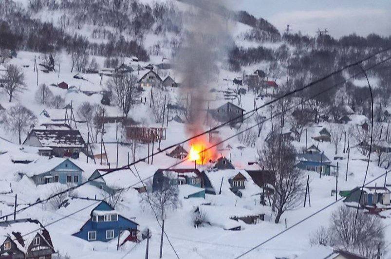 Вечером загорелся частный деревянный дом на улице Сурикова в районе Копая Одна пожарная бригада не смогла подъехать из за снежных завалов вторая застряла в пробке Пожар локализовали на площади около 50 квадратных метров В момент возгорания людей в доме не было Подписаться Предложка Чат