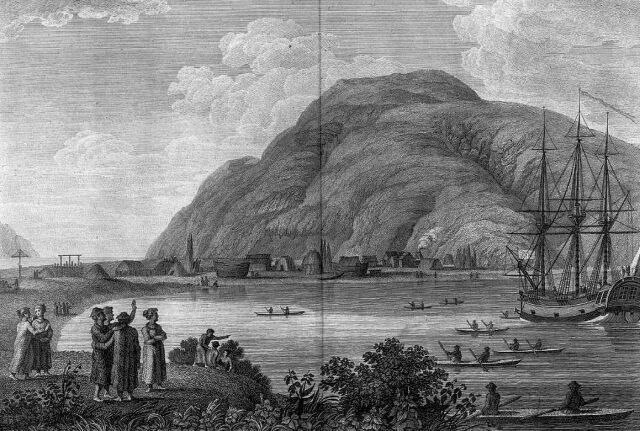 22 сентября 1784 г 241год назад Основано первое русское поселение на Аляске История Русской Америки начинается в первой половине 18 века однако первое постоянное русское поселение в землях Аляски появилось там в конце того же 18 века Произошло это событие 22 сентября 1784 года В тот день на берегу бухты острова Кадьяк расположенного южнее Аляски русским купцом Григорием Шелиховым было основано первое постоянное поселение По замыслу Шелихова поселение должно было стать важным торговым пунктом для русских купцов промышленников и православных миссионеров Название поселение получило по имени одного из кораблей входивших в отряд Гавань Трёх Святителей Стоит отметить что характерной традицией русского военно морского флота было давать кораблям названия в честь православных святых и христианских праздников Двенадцать апостолов Святой Павел Георгий Победоносец Святой Пантелеймон и др Название Три Святителя также было традиционным для российского флота Корабль в честь которого поселение и бухта получили своё название носил имя в честь великих христианских святых Василия Великого Григория Богослова и Иоанна Златоуста Вместе с первыми жилыми домами и складами на американской земле появились и православные храмы первый из которых был построен монахами Валаамского монастыря прибывшими в Гавань Трёх Святителей вслед за экспедицией Шелихова Но миссионерская деятельность православных священников коренным образом отличалась от миссионерства католической и протестантской церквей Русская культура и православная вера на Аляске не стремились искоренить культуру и традиции коренного населения а старались выстроить с ним гармоничные отношения Именно православные священники начали на Аляске создавать двуязычные русско алеутские школы Спустя чуть более 10 лет поселение было перенесено на то место где сейчас расположен главный город острова Кадьяк Причиной тому послужило землетрясение а возможно и последовавшее за ним цунами Несмотря на то что история Русской Америки закончилась формально с продажей Аляски Соединённым Штатам Америки в 1867 году память о первых русских поселенцах сохранилась в русской общине проживающей сегодня на Аляске а также в православных храмах стоящих на этой земле Именем Григория Шелихова назван пролив отделяющий остров Кадьяк от Аляски а бухта где появилось первое русское поселение внесена в список национальных исторических памятников Аляски и США В апреле 1991 года Ленинградский Монетный Двор выпустил серию памятных монет 250 лет открытия Русской Америки Среди четырёх монет достоинством 25 рублей одна называлась Гавань Трёх Святителей 1784 г