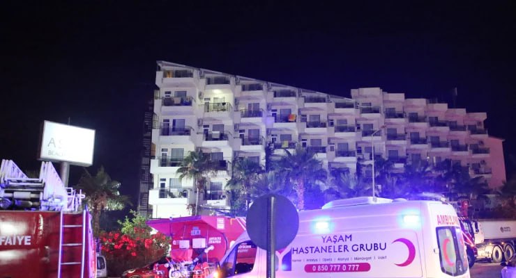 Вчера ночью [с 11 на 12 июня] в четырехзвёздочном отеле Asrın Beach Hotel в Аланье произошёл пожар. Из здания эвакуированы 622 туриста.   Пожар возник из-за короткого замыкания в электрической проводке хамама, расположенного в подвальном помещении. Благодаря оперативной работе пожарных, постояльцев удалось своевременно эвакуировать в соседние гостиницы. Никто серьезно не пострадал, но троих туристов госпитализировали.  Глава муниципалитета Аланьи Осман Тарык Озчелик заявил, что отель ранее уже закрывали из-за отсутствия лицензии на работу. Однако владельцы через суд добились временного разрешения на деятельность.   В минувший вторник суд это решение отменил, а власти уведомили руководство гостиницы о повторном закрытии. Срок на выселение гостей истекал сегодня утром, но пожар произошел раньше.