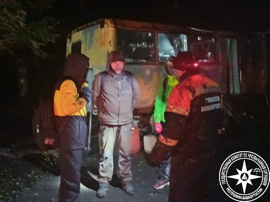 В Белорецком районе двое взрослых и 15 летний подросток жители г Оренбурга ушли на Инзерские Зубчатки и не вернулись на турбазу По предварительной информации туристическая группа из 10 человек отправилась на Инзерские Зубчатки Обратно на турбазу вернулись только 7 туристов Группа не была зарегистрирована По словам хозяина турбазы пропавших туристов должен был встретить сторож После возвращения остальных участников все разъехались по домам Из за отсутствия сотовой связи проверить добралась ли семья до места назначения не представлялось возможным На поиски пропавших направились спасатели Госкомитета РБ по ЧС От села Тирлянский спасатели на квадроцикле добрались до турбазы Потерявшаяся семья находилась в домике сторожа и не имела возможности самостоятельно вернуться Спасатели эвакуировали людей на квадроцикле до села Тирлянский Медицинская помощь не потребовалась Госкомитет РБ по ЧС БашПрирода