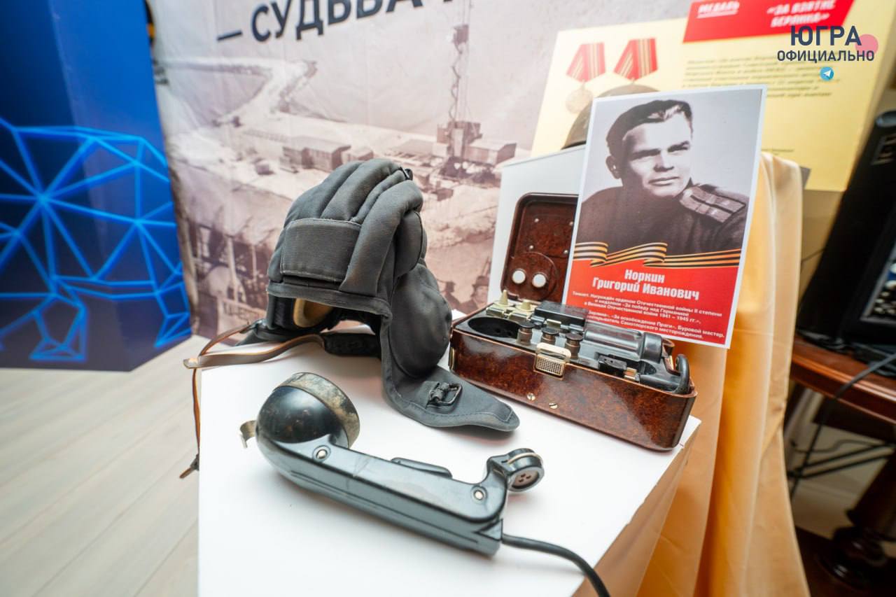  На форуме муниципальных депутатов Югры представили патриотические проекты региона Секретарь Генсовета партии «Единая Россия» Владимир Якушев, губернатор региона Руслан Кухарук и председатель окружной Думы Борис Хохряков ознакомились с экспозициями, посвященными подвигу югорчан в годы Великой Отечественной войны. Экспозиция была организована в рамках первого форума муниципальных депутатов Югры, который состоялся накануне в Ханты-Мансийске. Члены первичного отделения № 38 Нижневартовска на своем стенде представили проект «Город Героев». Инициатива, призванная познакомить молодое поколение с историческим наследием Родины через интерактивные форматы, в этом году победила в грантовом конкурсе патриотических проектов. Первичное отделение № 120 Сургута представило выставку «Дети войны. Воспоминания», которая состояла из 45 архивных снимков военного времени и одноименного спектакля, созданного на основе подлинного дневника ребенка, пережившего войну. Экспозиция «Ханты-Мансийск — город трудовой доблести» рассказывает о вкладе окружной столицы в достижение Победы в Великой Отечественной войне. На стендах были представлены сведения о поставке необходимых материалов на фронт, участии студентов медучилища и многом другом. Проект также включает в себя реконструкцию исторических событий военного времени. Подробнее читайте тут!