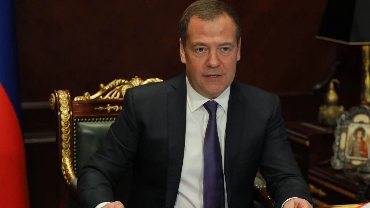 Дмитрий Медведев сегодня прилетит в Пермь. Зампредседателя Совбеза РФ Дмитрий Медведев может посетить Пермский пороховой завод, сообщают источники пермских СМИ. Там он проведет выездное совещание совместно с представителями оборонных предприятий Пермского края, пишет «КоммерсантЪ-Прикамье» Источники Properm.ru, близкие к правительству Пермского края, подтверждают приезд зампредседателя Совбеза. Публичных встреч и общения с журналистами у него не запланировано.